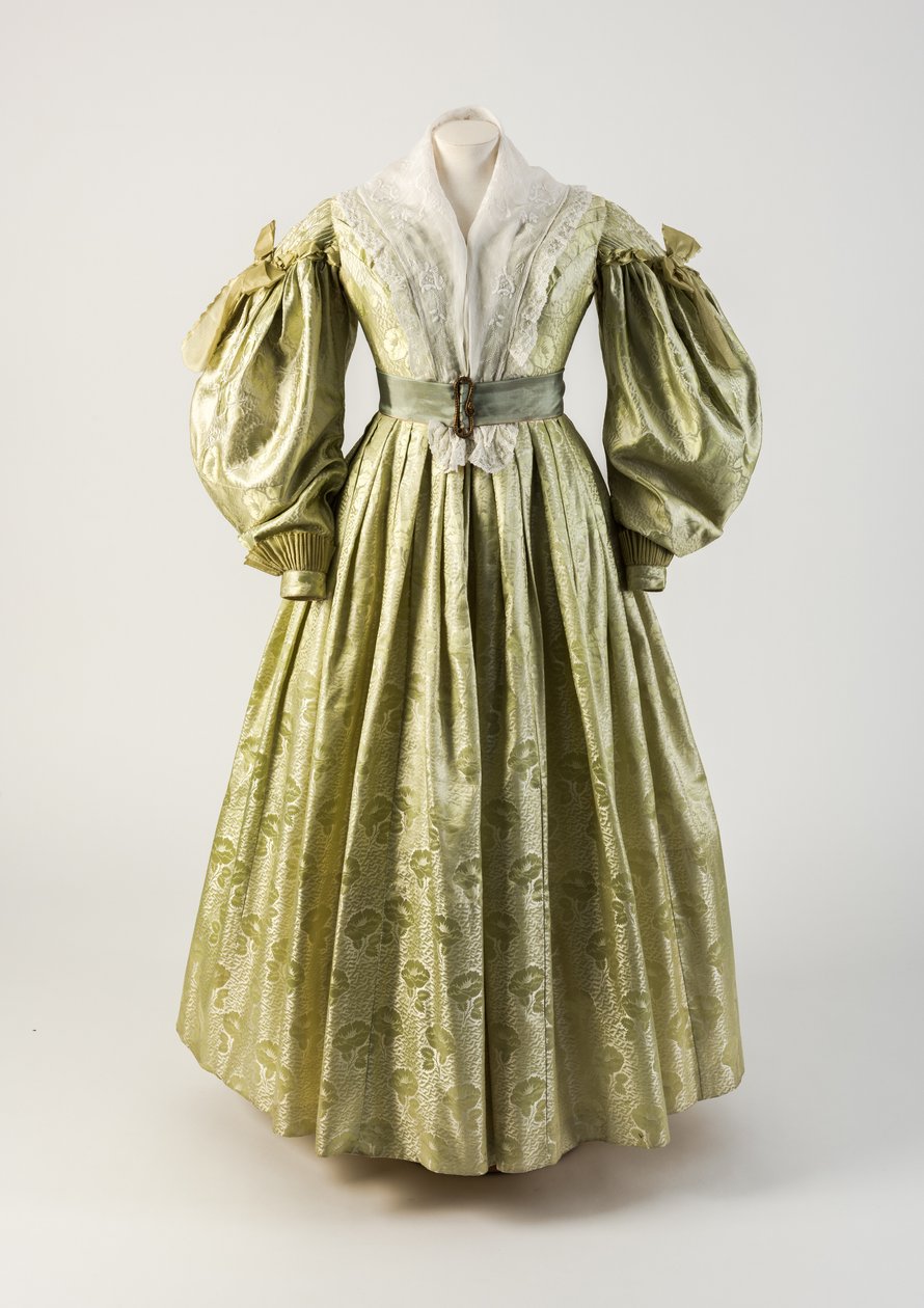 Ljusgrön vävd sidenklänning med gigotärmar, 1835 (silke) av Unbekannt Unbekannt