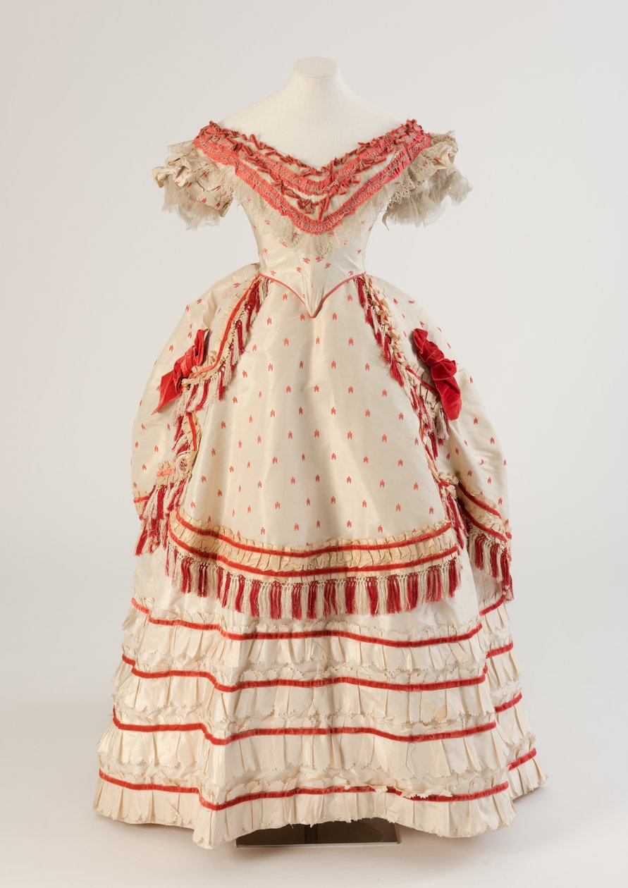 Vit och korallröd aftonklänning i vävd siden, 1870 (silke) av Unbekannt Unbekannt
