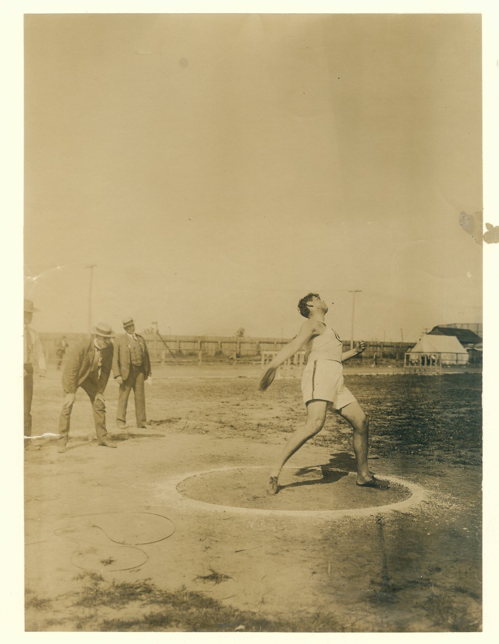 Ralph W. Rose, Chicago Athletic Association, throwing the discus av Unknown