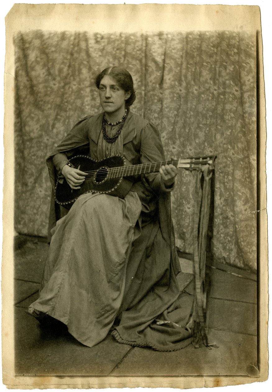 May Morris med en gitarr, ca 1886 (sepiafoto) av Unknown