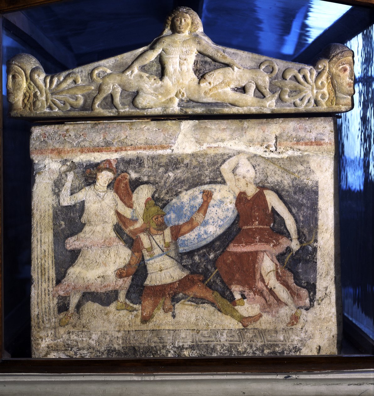 Mgiriki akipigana na Amazon wawili kutoka mwisho wa sarcophagus ya Amazons, na Acteon iliyoraruliwa na mbwa wa Dianas katika hali ya utulivu kwenye kifuniko, kutoka Tarquinia, karne ya 4 KK (tempera on alabaster)swed. av Unknown