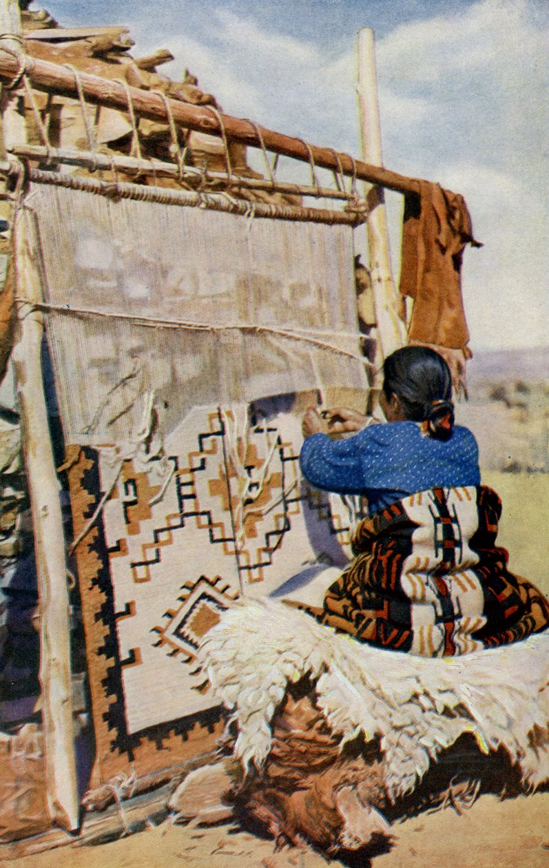 Arizona. I hjärtat av Arizonas öken vävs Navajo-filtar, deras skönhet och användbarhet lockar många kunder. 1920 av Unknown