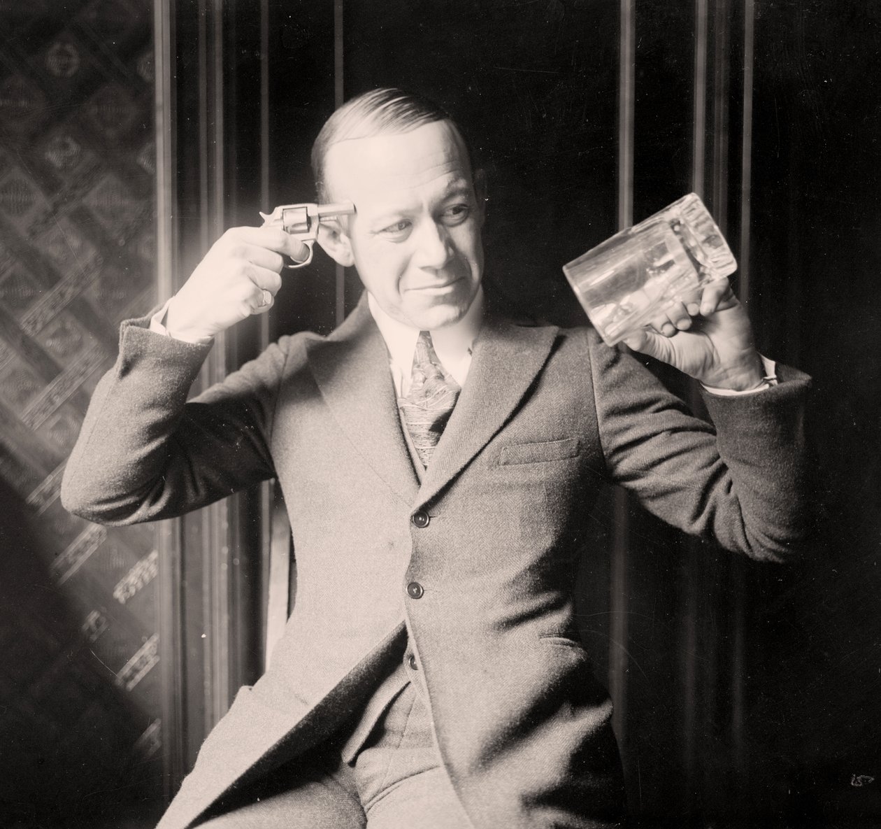 Ernie Hare efterliknade sitt missnöje över förbudet, ca 1920 av Unknown