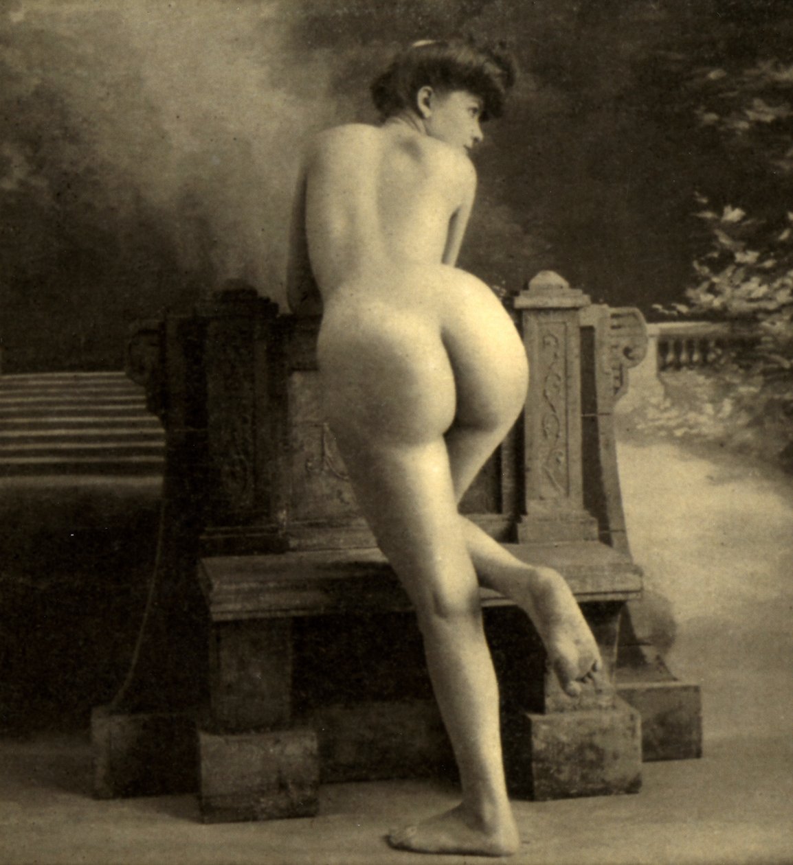 Naken kvinna, ca 1900 (sepiafoto) av Unknown
