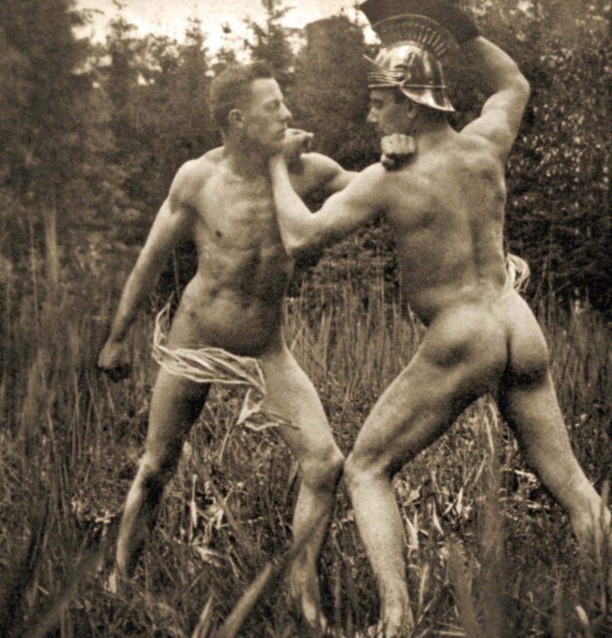 Fightingbattle poserar med en romersk hjälm, ca 1910 (sepiafoto) av Unknown