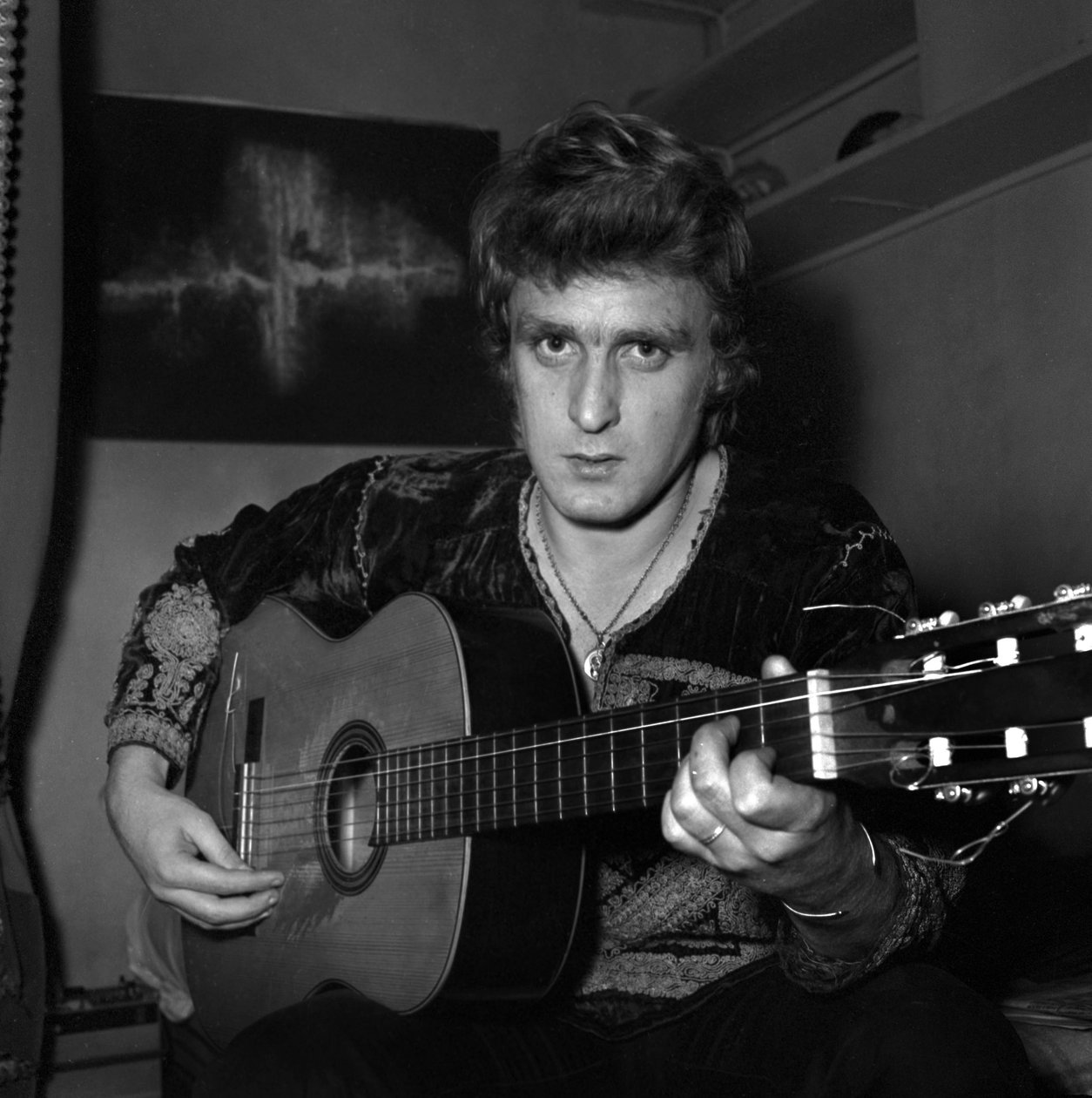Franske sångaren Christophe (Daniel Bevilacqua) målar en duk hemma, 18 november 1969 av Unknown