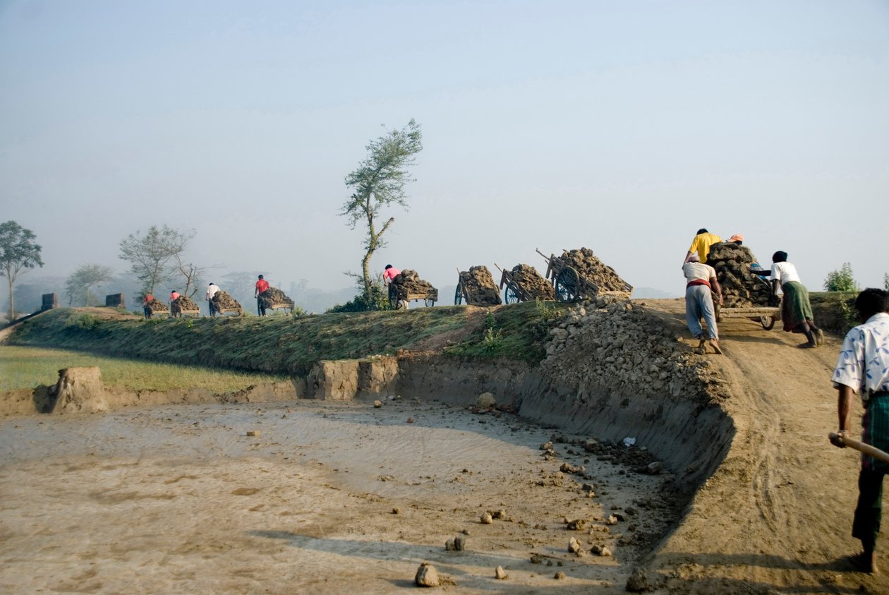 Arbetare bär jord på skjutvagnar till tegelfältet i Katiadi, Kishorganj, Bangladesh. Det finns 6000-7000 tegelfält i Bangladesh, vanligtvis belägna utanför städer och städer i de låglänta länderna av Unknown