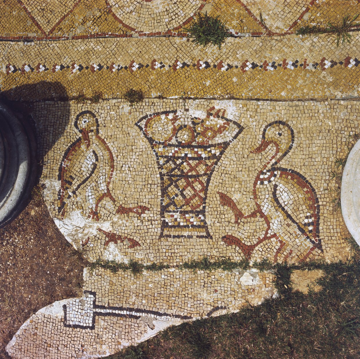 Libanon, del av en bysantinsk mosaik bland ruinerna av Beit Meri. av Unknown