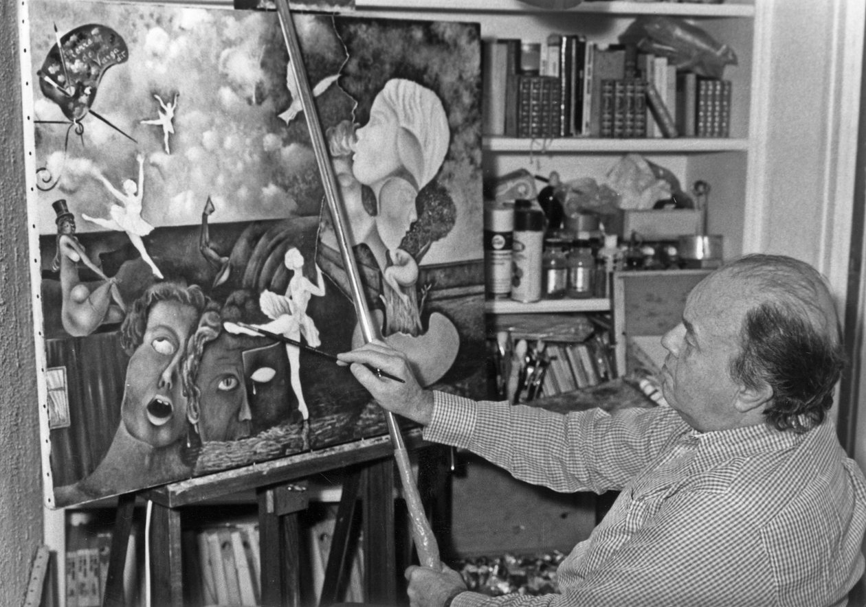 Pierre Velly Alias Pierre De Varga i sin verkstad ger en sista touch till en av sina dukar 11 april 1986 av Unknown