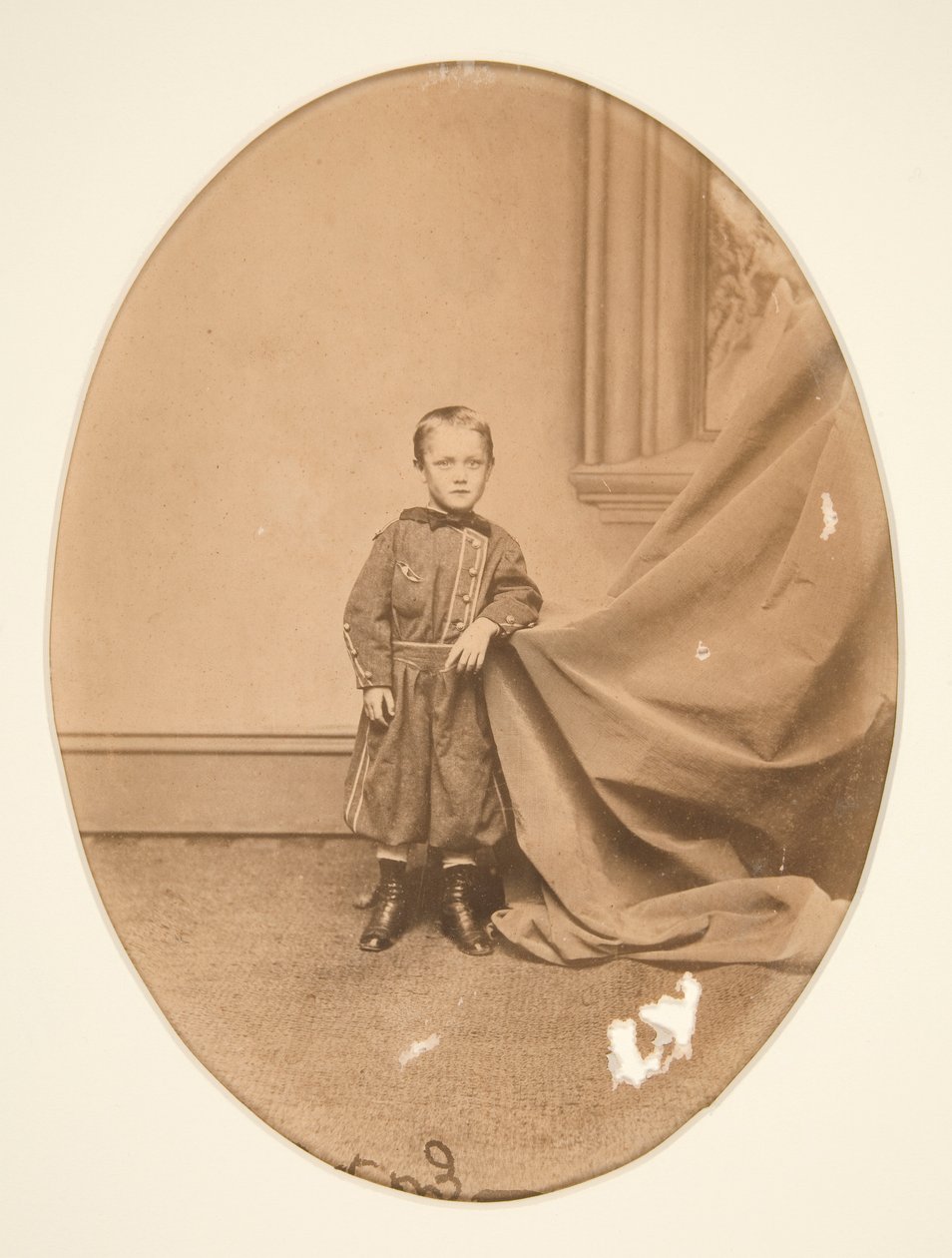 Porträtt av en stående pojke av Unknown