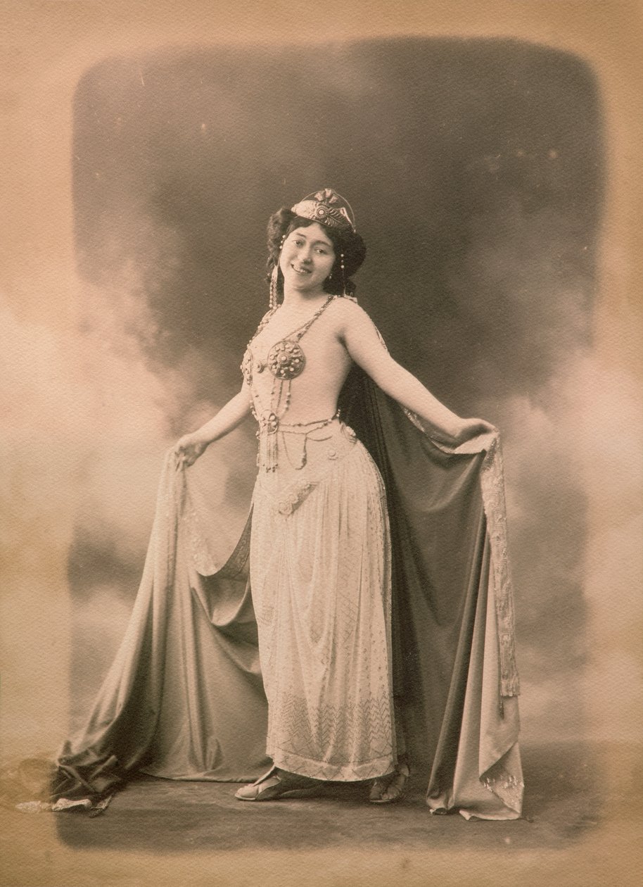 Den napoletanska skådespelerskan Mrs Caracciolo i orientalisk kostym av Unknown