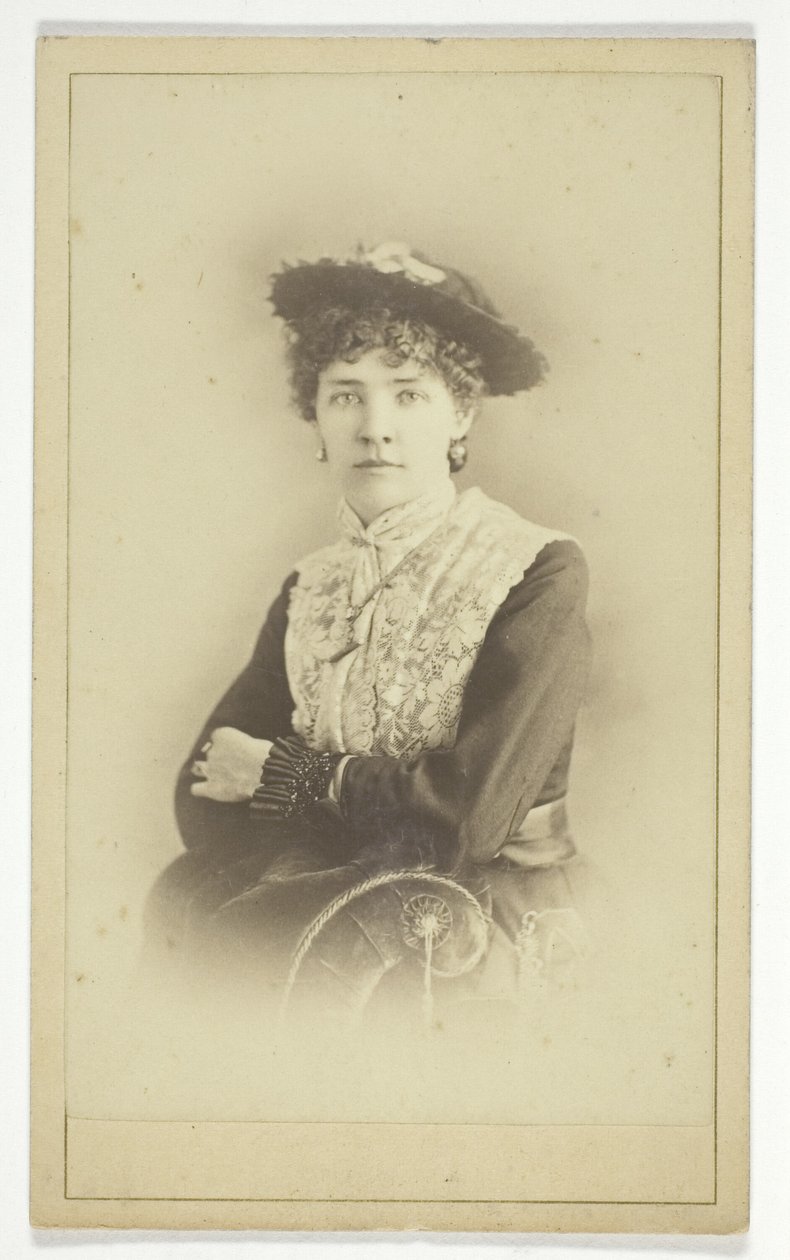 Utan titel (Porträtt av kvinna med hatt) av Unknown