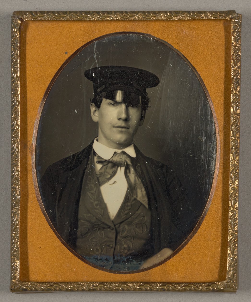 Untitled (Ung man med hatt) av Unknown