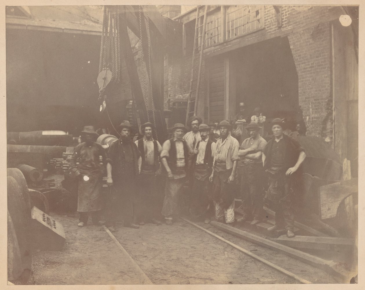 Utan titel [Ironworkers at the West Point Foundry, Cold Spring, New York] av Unknown