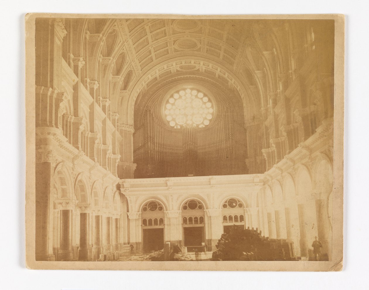 Utsikt över interiören av kyrkan St. John the Baptist, Brooklyn, tittar västerut mot rosenfönstret av Unknown