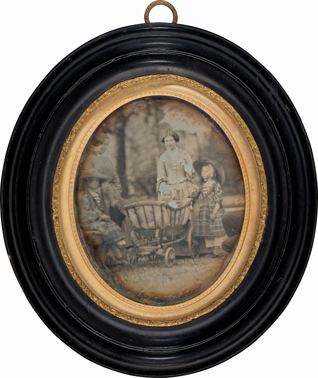 Två kvinnor och tre barn i trädgården av Unknown 19th Century