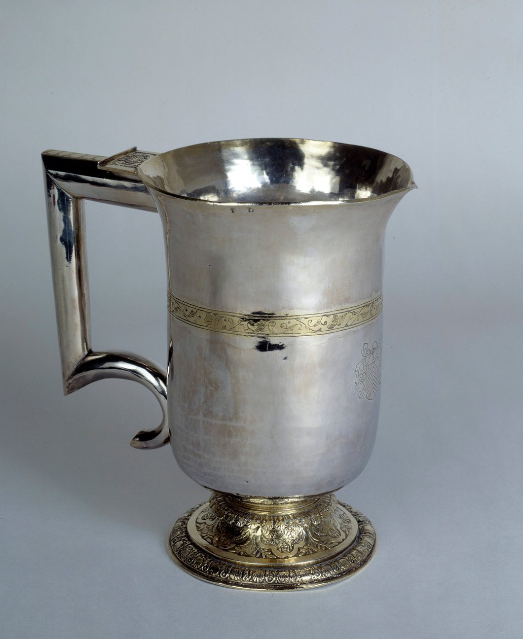 Aiguiere har ett rakt handtag i silver och guld. 1600-talets Paris, dekorativ konst av Unknown artist