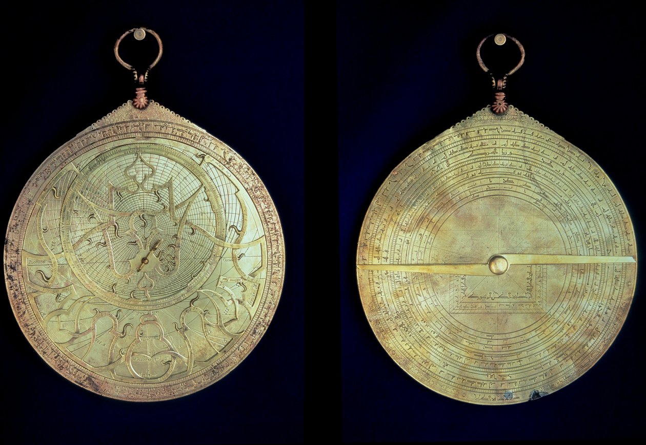 En astrolabium, ett astronomiskt mätinstrument som används av navigatörer, från 1400-talet. Privat samling. av Unknown artist