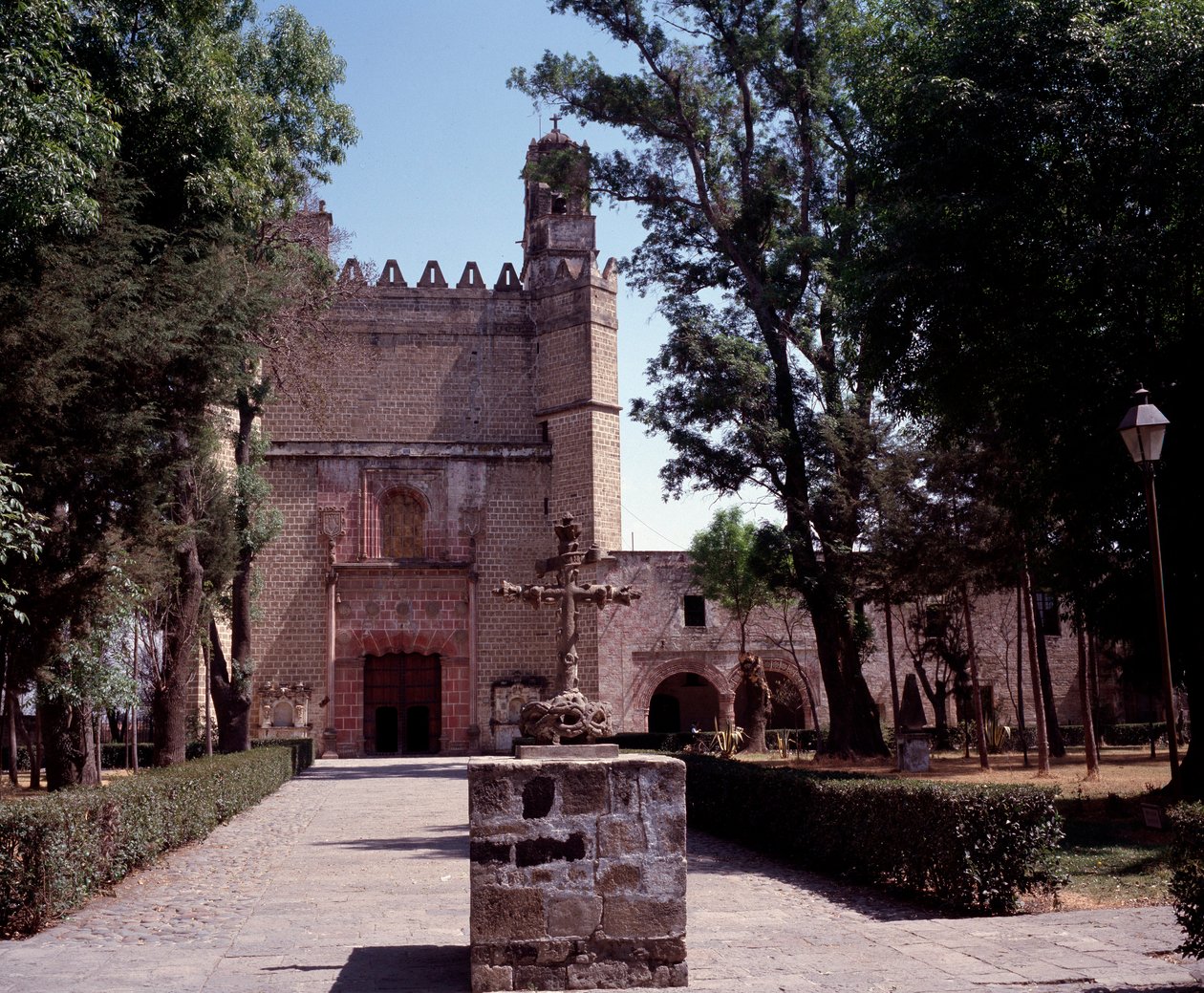 Art Mexico: utsikt över Augustinerklostret (klostret San Augustin Acolman) från 1571. Korset är gjort av Tequitquis inhemska konstnärer. Mexiko. Acolman av Unknown artist