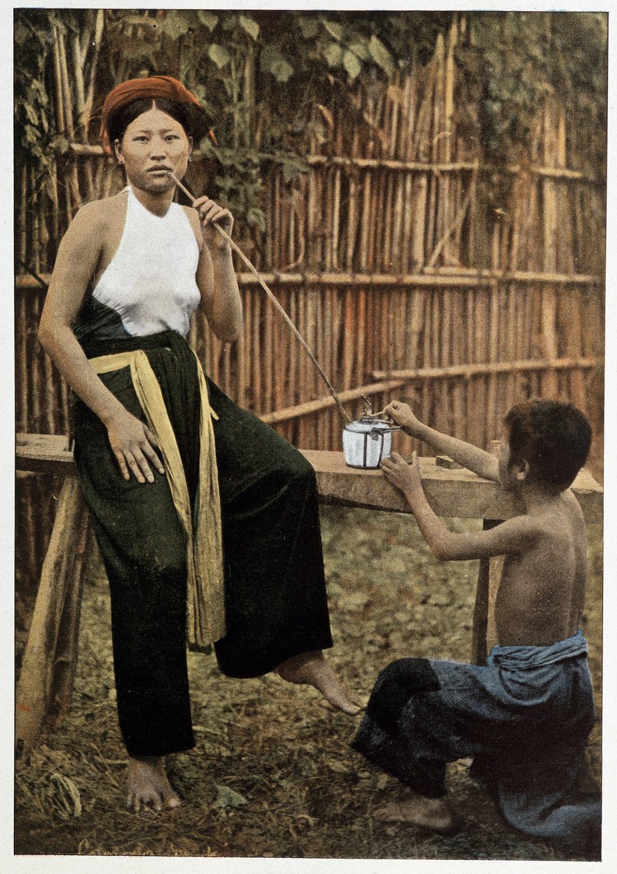 Asiatisk kvinna som röker opium, cirka 1898 av Unknown artist