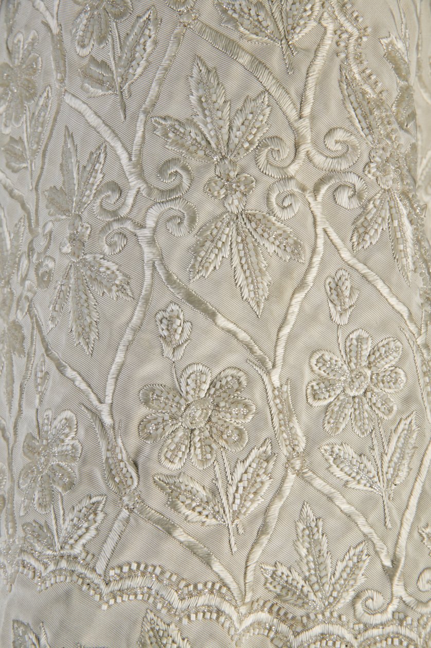 Bertha Palmers kappa, ca 1870 (detaljvy av tyg), ribbad sidenmoiré, fransar och kristallpärlor av Unknown artist
