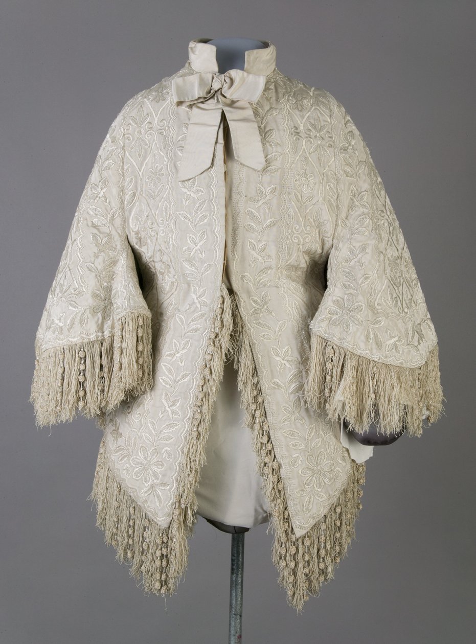 Bertha Palmers kappa, ca 1870 (framifrån), Ribbad sidenmoiré, fransar och kristallpärlor av Unknown artist