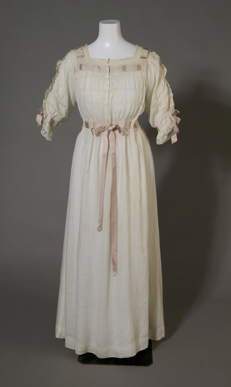 Bertha Palmers nattlinne, ca 1880 (framifrån), vit bomull, spetsar, broderier och sidenband. av Unknown artist