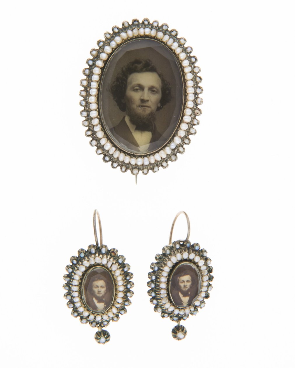 Brosch och matchande örhängen, ca 1880, fotografier, pärlor, guld, silver, Ingen etikett av Unknown artist