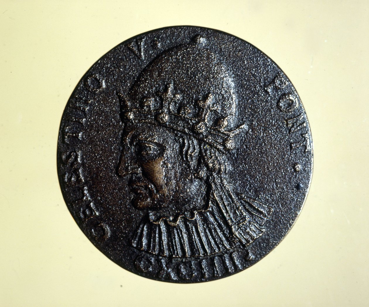 Celestin V (eller St Peter Celestin) (1215 - 1296) påven som flyttade. Medalj av Roms medaljkabinett. av Unknown artist