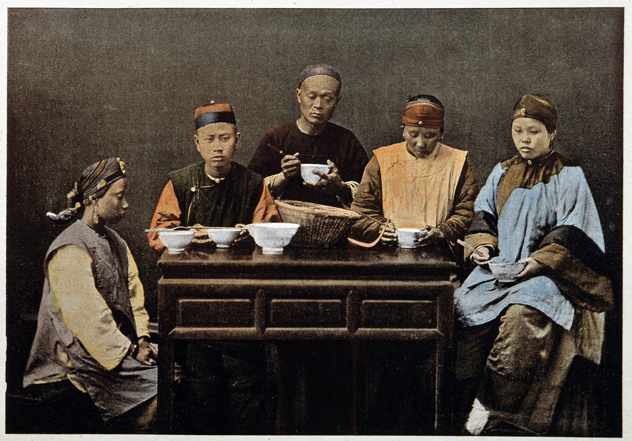 Kinesisk familjeätning - fotokrom, sent 1800-tal. av Unknown artist
