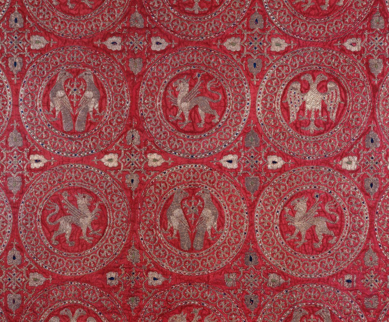 Detalj av kyrkligt dräkttyg i lila siden från Cypern som representerar fantastiska djur (religiös lila sidenvana från Cypern med fantastiska djur) Museo della Cattedrale Anagni från 1200-talet, Italien av Unknown artist