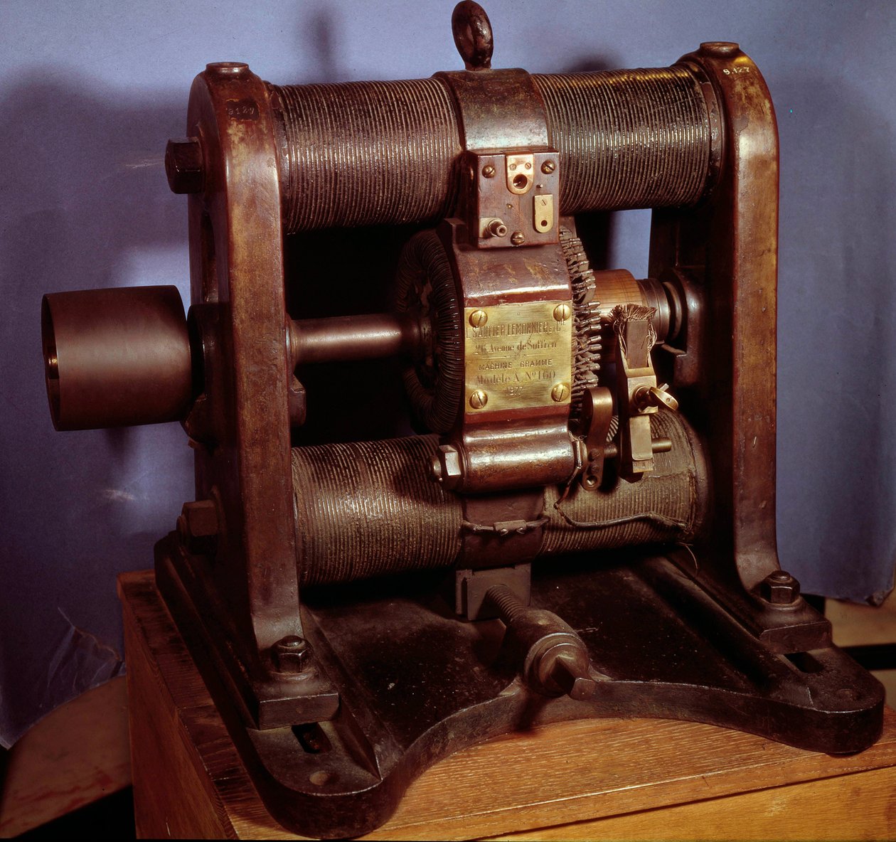 Dynamo-elektrisk maskin av typ Gram som producerar likström, realiserad 1877 av Sautter- och Lemonnierfabrikerna. 1877. av Unknown artist