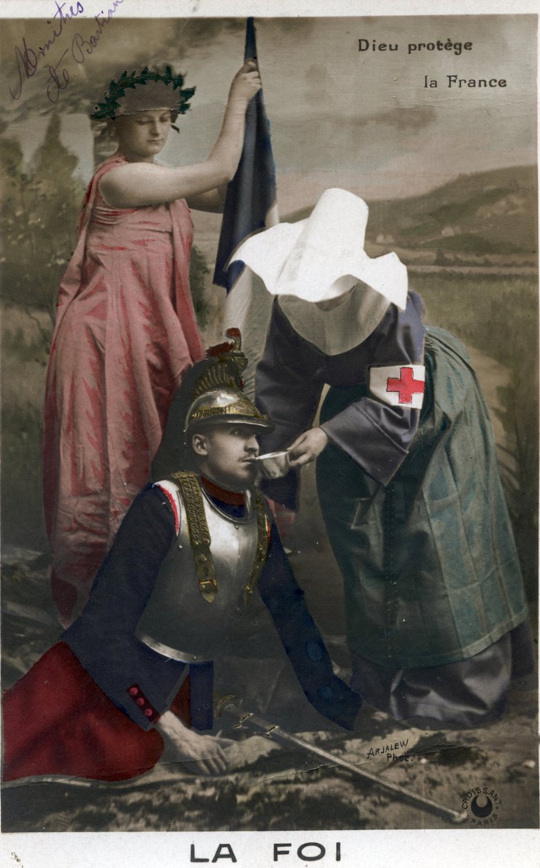 Tro på fäderneslandet "" Gud skyddar Frankrike"": allegori över Frankrike med den trefärgade flaggan som tittar på en sjuksköterska som bär det röda korsets armbindel som tar hand om en fransk soldat som stod upp under kriget 1870 mot Preussen. Färgvykort  av Unknown artist