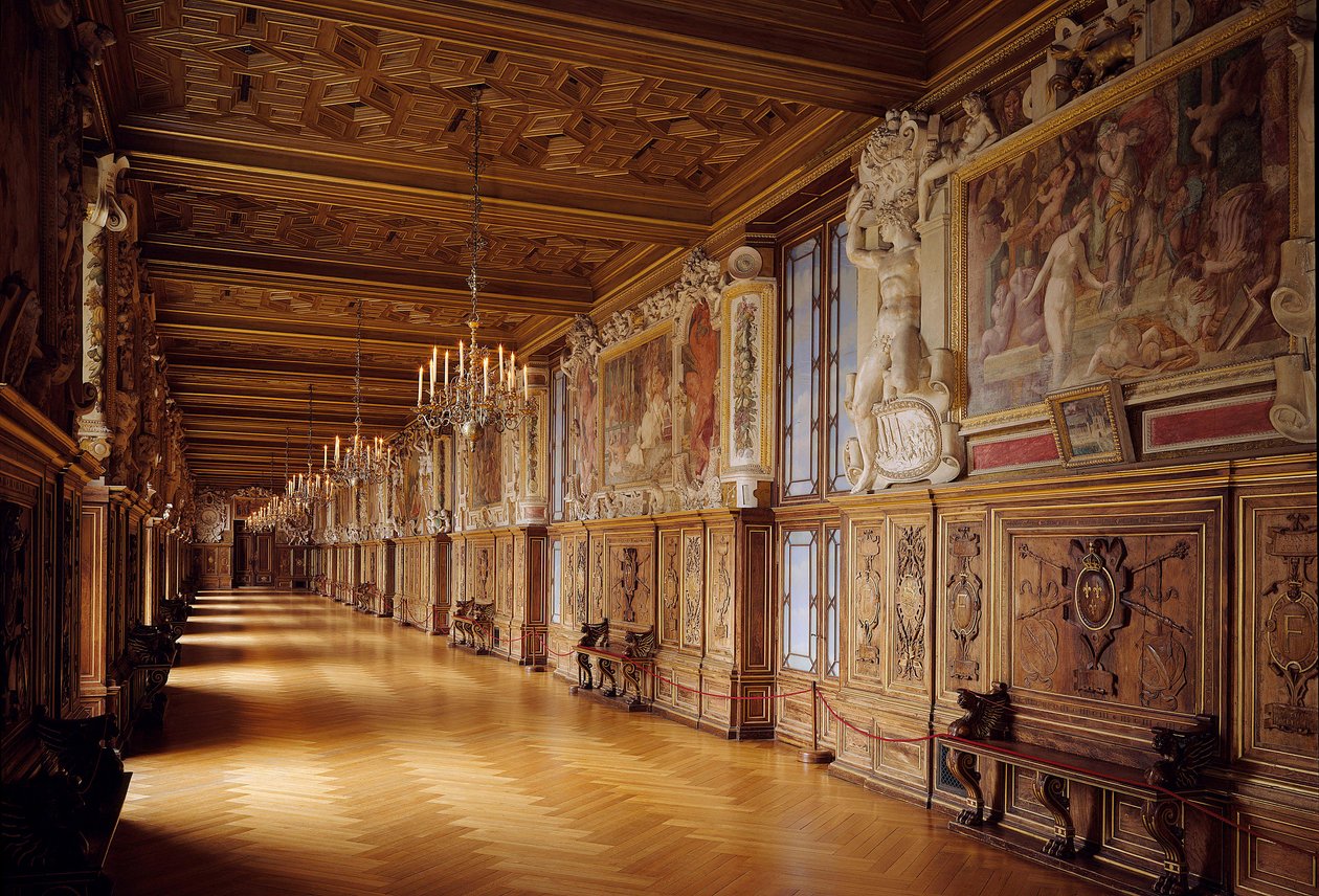 Galerie Francois I på slottet Fontainebleau: träslöjd och väggmålningar gjorda på 1500-talet av Unknown artist