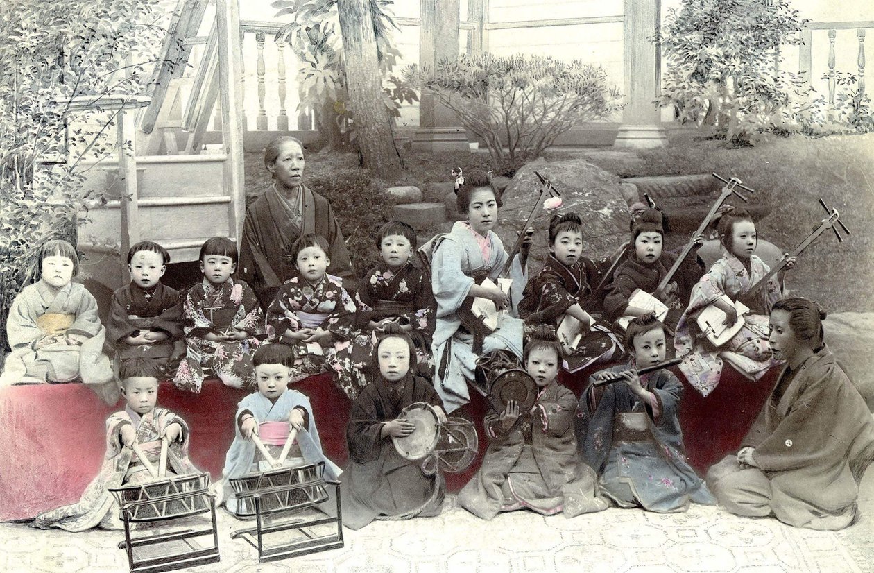 Japanska barn som spelar musik, sent 1800-tal av Unknown artist