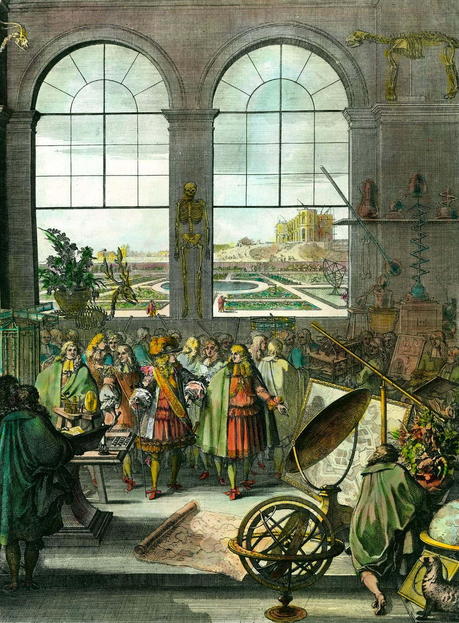 Kung Ludvig XIV (1638-1715) besöker platsen, i bakgrunden Paris observatorium som fortfarande är under uppbyggnad. Olika vetenskapliga instrument, armillära sfärer, skelett, kartor, astronomiska linser, klot, uppstoppade djur finns närvarande. Frontispice  av Unknown artist