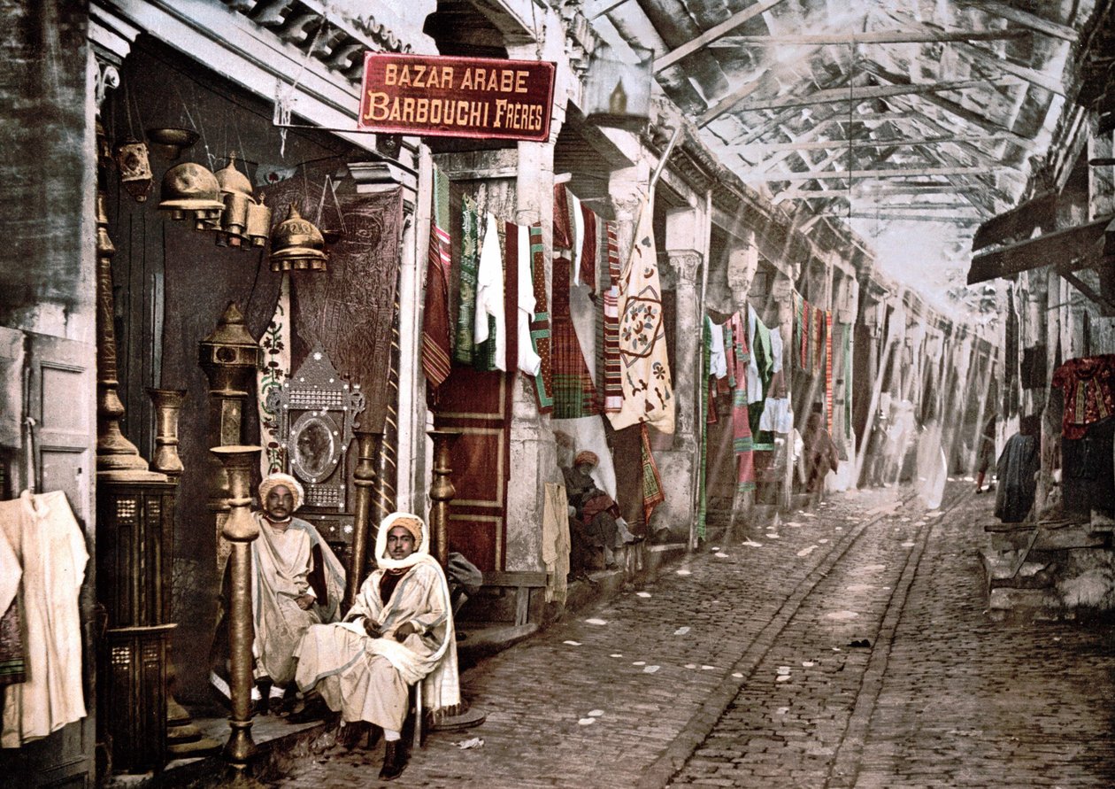 Le souk el Truck i Tunis: butik med skylt på franska "" Bazaar arabic Barbouchi brothers"". Photochrom v. 1900. av Unknown artist