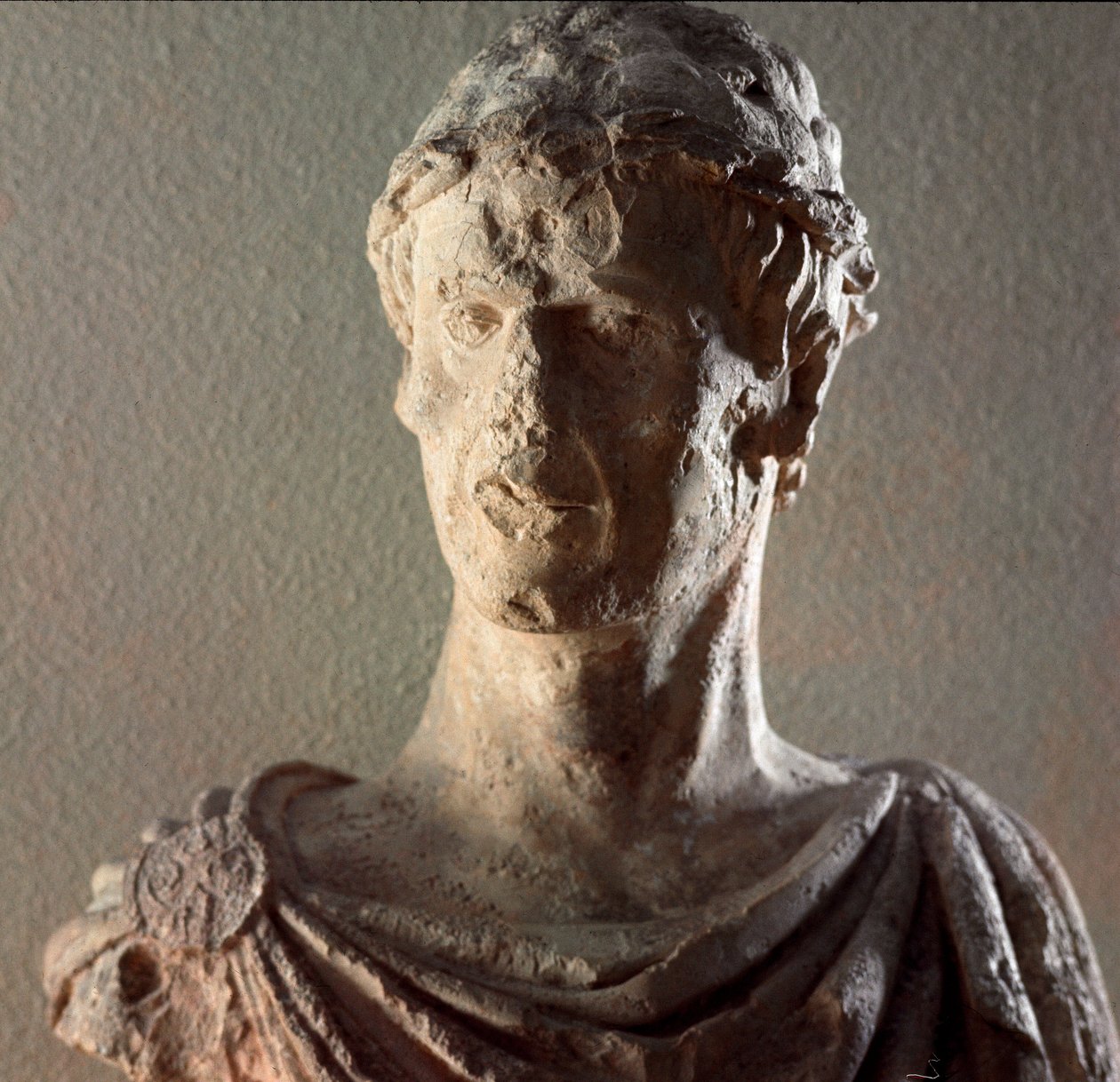 Kalkstensbyst av kejsar Fredrik II av Hohenstaufen (1194-1250) 1245-1250. Barletta, Museo Civico av Unknown artist