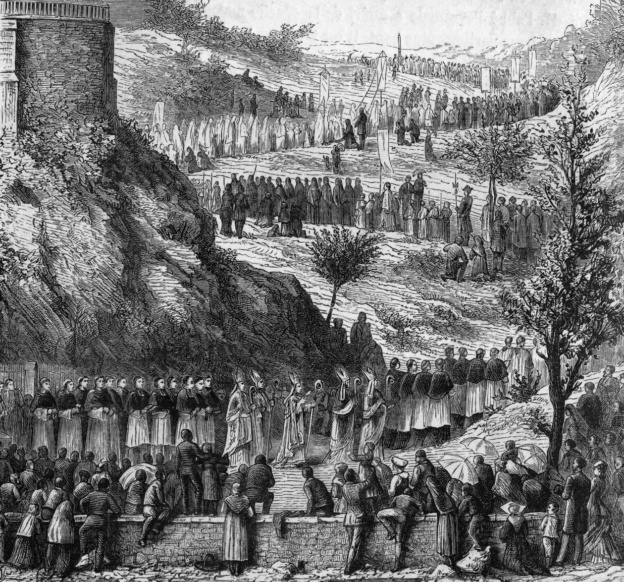 Lourdes 1864: processionen till grottan för invigningen av statyn av Mary Immaculee. av Unknown artist