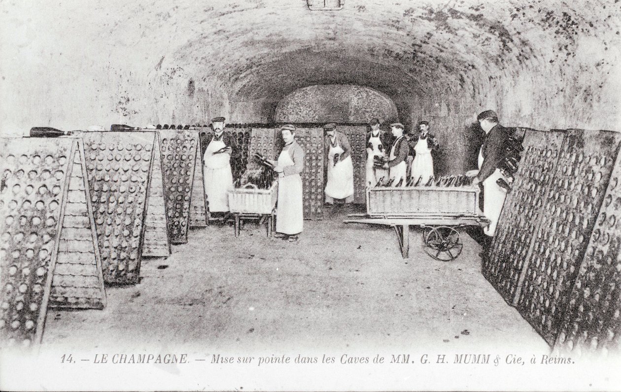 Tillverkning av champagne: flaskor i framkant i en Mumm-källare i Reims, tidigt 1900-tal (foto) av Unknown Artist