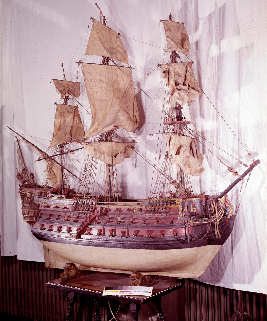 Militärflotta: miniatyrmodell av ett skepp med tre däck, vapen med 92 kanoner. 1600-talet. Madrid, Armee-museet av Unknown artist