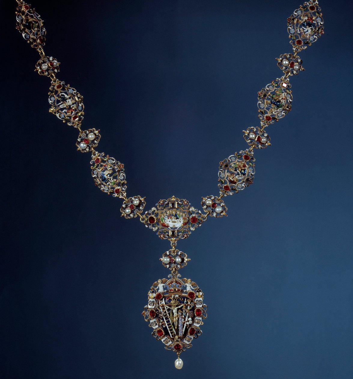 Halsband av kejsaren av det heliga riket, kungen av Böhmen och kungen av Ungern Rodolf II (1552-1612) i emalj, guld och fin sten med hängsmycke föreställande scener av passionen. 1500-talet. Paris, Louvren av Unknown artist