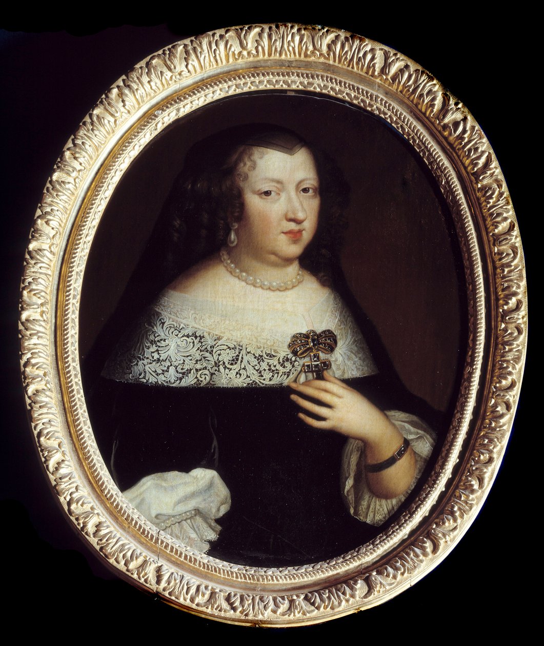 Porträtt av Anne av Österrike (1601-1666) drottning av Frankrike. Hon bär pärljuveler, ett hänge prydt med ädelsten i form av ett kors och ett armband runt vänster handled. Anonym målning av Unknown artist