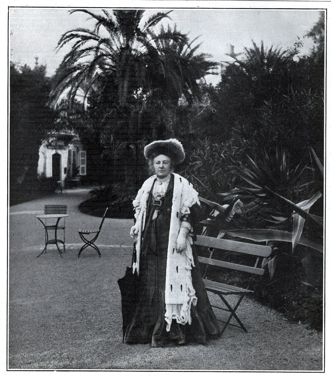 Porträtt av Madame Juliette Adam (född Lambert) (1836-1936), fransk författare, polemist och feminist i Nice 1905. av Unknown artist