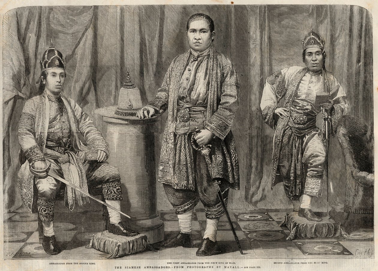 Porträtt av Siam-ambassadörer som kom till England 1857. Från vänster till höger: Cha mun (Cha-mun) Mondr Bidacks, representerande den andra kungen av Siam, Phya Mantri Suriyawanse och Chau Mun Sarbbedh Bhacty, den första kungens ambassadörer. Gravyr i ""  av Unknown artist