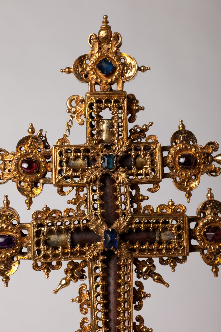 Relikviekors. Metallsmide med juveler. Ursprungsklostret (Saint-Amand Tournai, fd Elnone. 1500-talet. Detalj mitt på korset. av Unknown artist