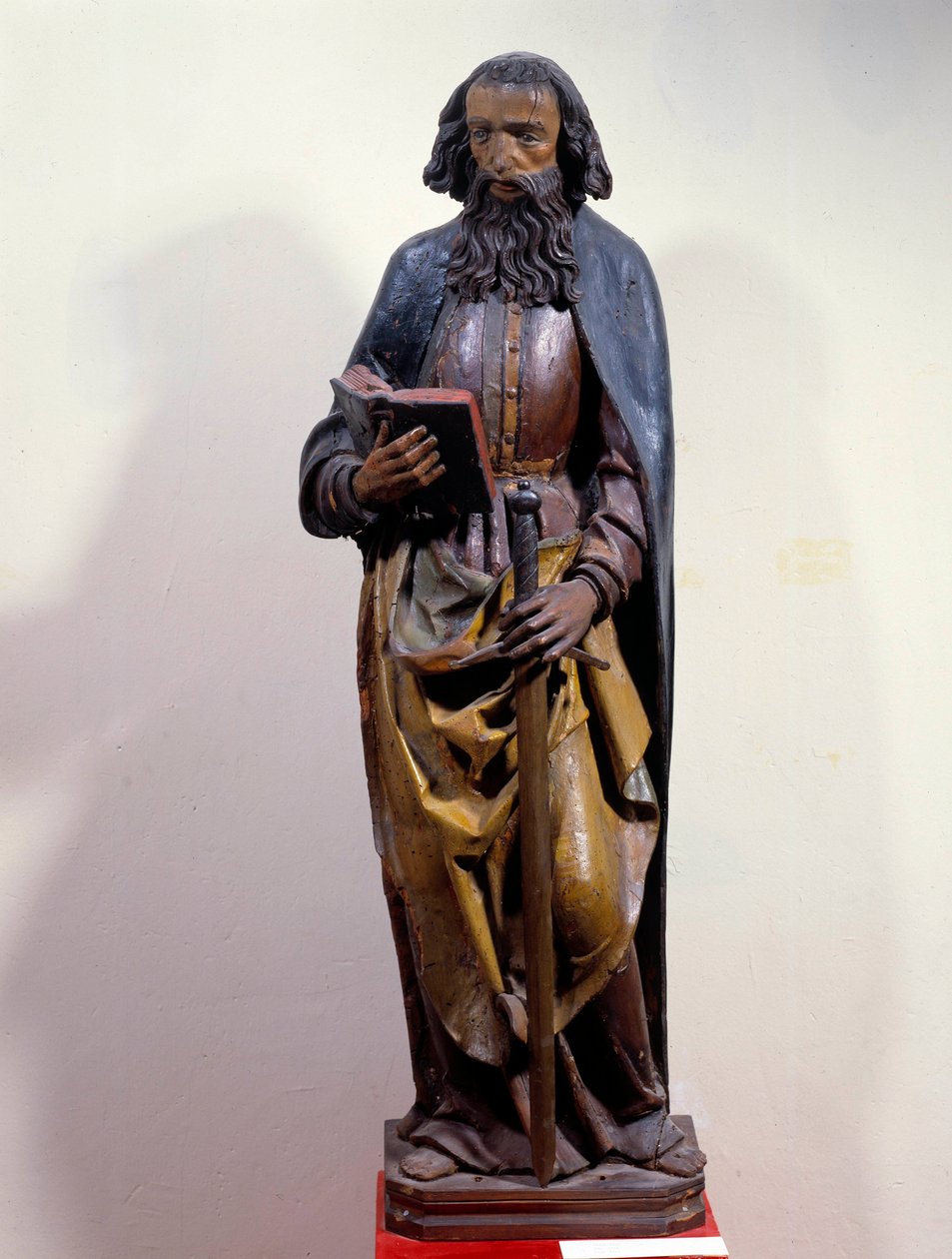 Representation av Saint Paul som håller en bok i handen. Polykrom träskulptur. 1400-talet. Chartres, Museum of Fine Arts av Unknown artist