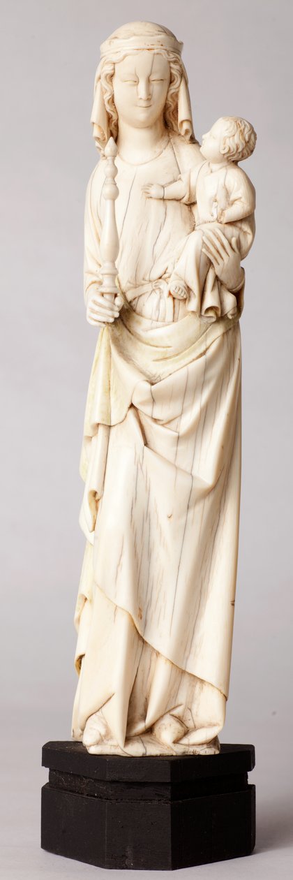 Staty. Madonna och barn. Gåva av Mgr Cantineau, dekanus för katedralkapitlet. Elfenben. 1200-talet. av Unknown artist