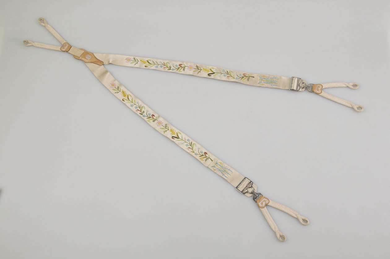Hängslen, ca 1880, broderad vit satin, läder, silver, okänd tillverkare av Unknown artist