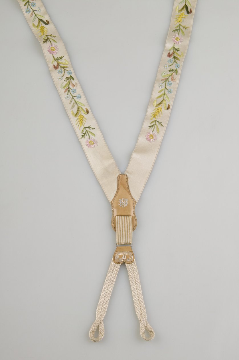 Hängslen, c.1880, Broderad vit satin, läder, silver, Maker okänd av Unknown artist
